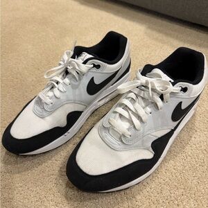 Nike Men's Black and White Sneakers